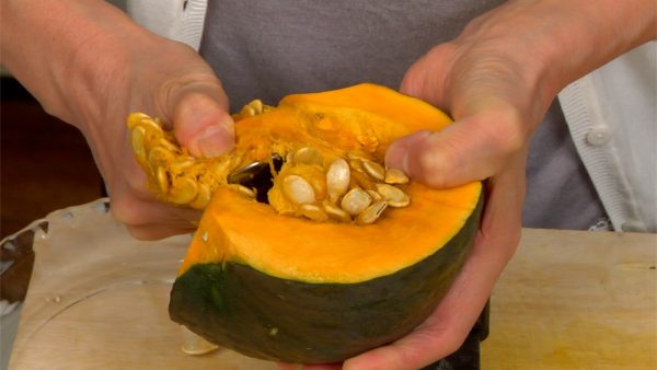 Let’s prepare the kabocha, a typle of sweet squash also known as Japanese pumpkin. Scrape out the seeds with a spoon.