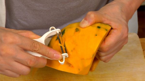 用削皮器去除剩餘的瓜皮。這將有助於南瓜濃湯呈現美麗的橙色。