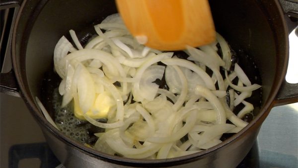 Mari masak labu jepangnya. Tuang mentega kedalam panci yang telah dipanaskan. Baurkan mentega secara merata bawahnya. Masukkan irisan bawang bombay.