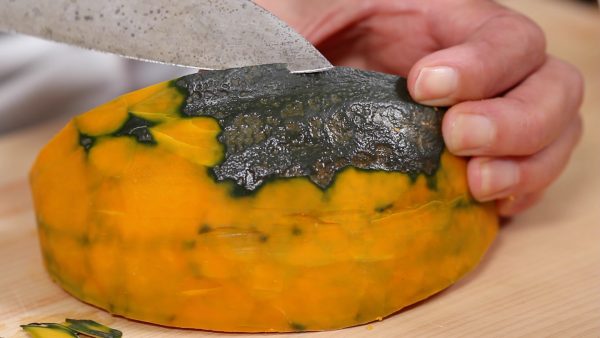 Let’s prepare the kabocha squash, also known as Japanese pumpkin. Using a knife, remove the firm skin. Be careful not to cut yourself.