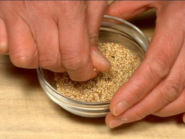 Tightly squeeze the toasted white sesame seeds with your fingers to increase the flavor.