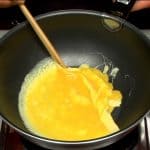 Étalez le mélange d’œuf à la surface. Commencez à rouler l’œuf quand il est à moitié cuit. 