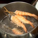 Boil 2 to 3 minutes. The color of the prawns turns red.