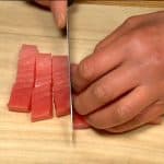 Let's cut the ingredients for temaki sushi. Slice the chutoro, medium fatty tuna into 1cm (0.4") pieces.
