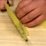 Coupez le takuan (radis daikon mariné) en tranches fines. Coupez-le en lamelles de 7~8 mm (0.3 inch).
