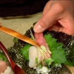 Placez une feuille de shiso, du chutoro (thon moyennement gras), de la saint-jacques et des pousses de radis kaiware, et ajoutez un peu de wasabi. 
