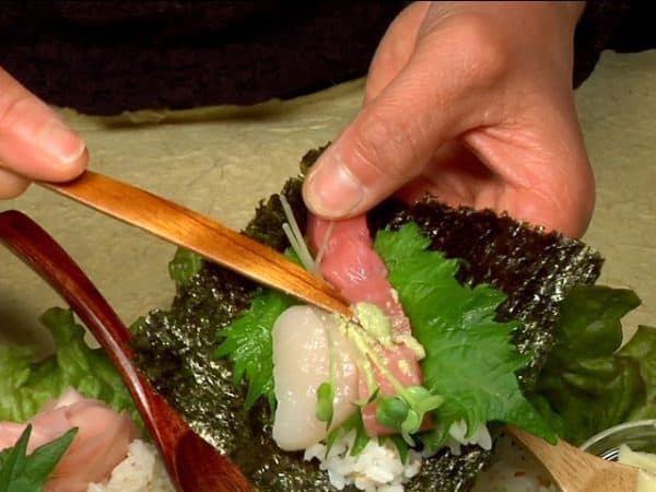 Put a shiso leave, cyutoro, scallop and kaiware radish sprouts, and add a bit of wasabi.