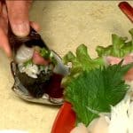 Chấm phần trên chủ cơm cuộn Temaki vào nước tương và hãy thưởng thức nó!