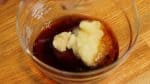 Dans un bol, mélangez le gochujang, la sauce soja, le sake, le sucre, le gingembre râpé, l'ail râpé et la pomme râpée. 