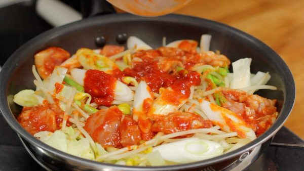 Now, the moisture in the vegetables has been extracted, and the vegetables are soft. Add the saved gochujang sauce.