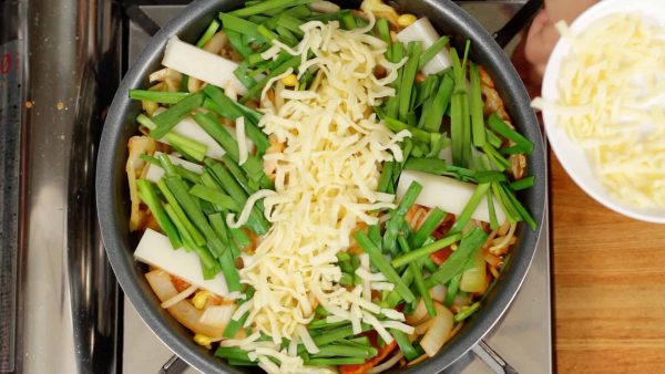 Make a long narrow space in the center of the vegetables, and place the pizza cheese into it.
