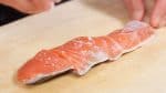 First, cut the salmon fillets into 3 pieces. If there are any bones, remove them with fish tweezers. Sprinkle on the salt and lightly rub it in. Then, flip it over and salt the other side as well.
