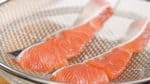 Letakkan salmon diatas saringan jaring dan biarkan selama 15 menit. Proses ini bertujuan untuk menghilangkan bau amis dan memberikan rasa pada ikan.
