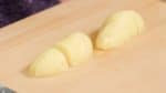 Chúng tôi sẽ cắt rau củ. Cắt khoai tây làm đôi theo chiều dài. Sau đó, cắt mỗi nửa thành 3 miếng. Chúng tôi khuyến khích dùng khoai tây giữ được hình dạng khi chín.
