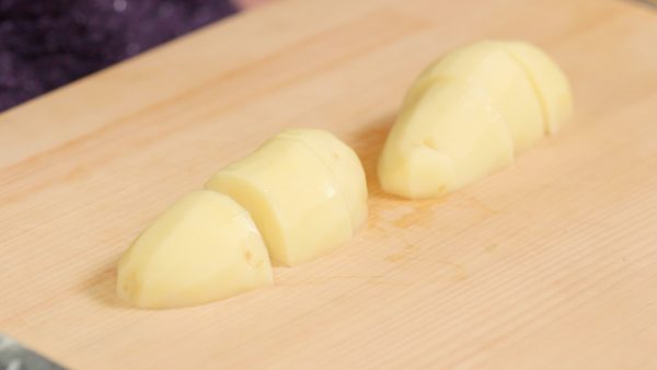 Let’s cut the vegetables. Cut the potato in half lengthwise. Then, cut each half into 3 pieces. We recommend a potato that holds its shape when cooked.