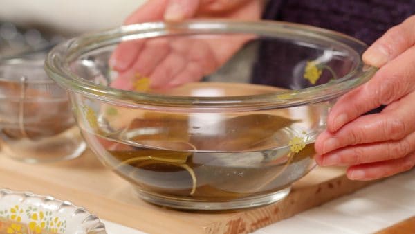 Soak the dried kombu seaweed in water for about 30 minutes beforehand.