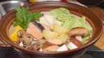 鮭とじゃがいもを野菜と一緒に鍋に並べます。スープを注ぎます。