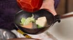 Versez les ingrédients dans un bol avec le délicieux bouillon au miso.