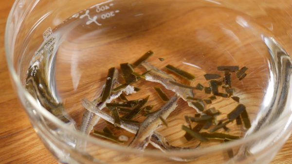 Plongez les niboshi et l'algue kombu en lamelles dans l'eau environ 30 minutes.