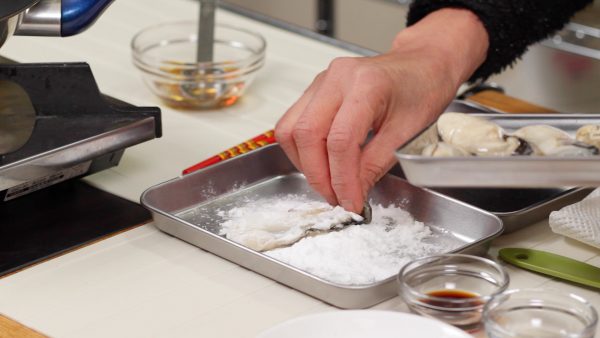 Maintenant, faites chauffer l'huile de sésame dans une poêle. Retirez l'excès de liquide, couvrez chaque huître avec de la fécule de pomme de terre et ensuite placez-la dans la poêle.