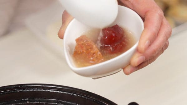 味噌とコチュジャンを器に入れて少量のスープで溶かします。