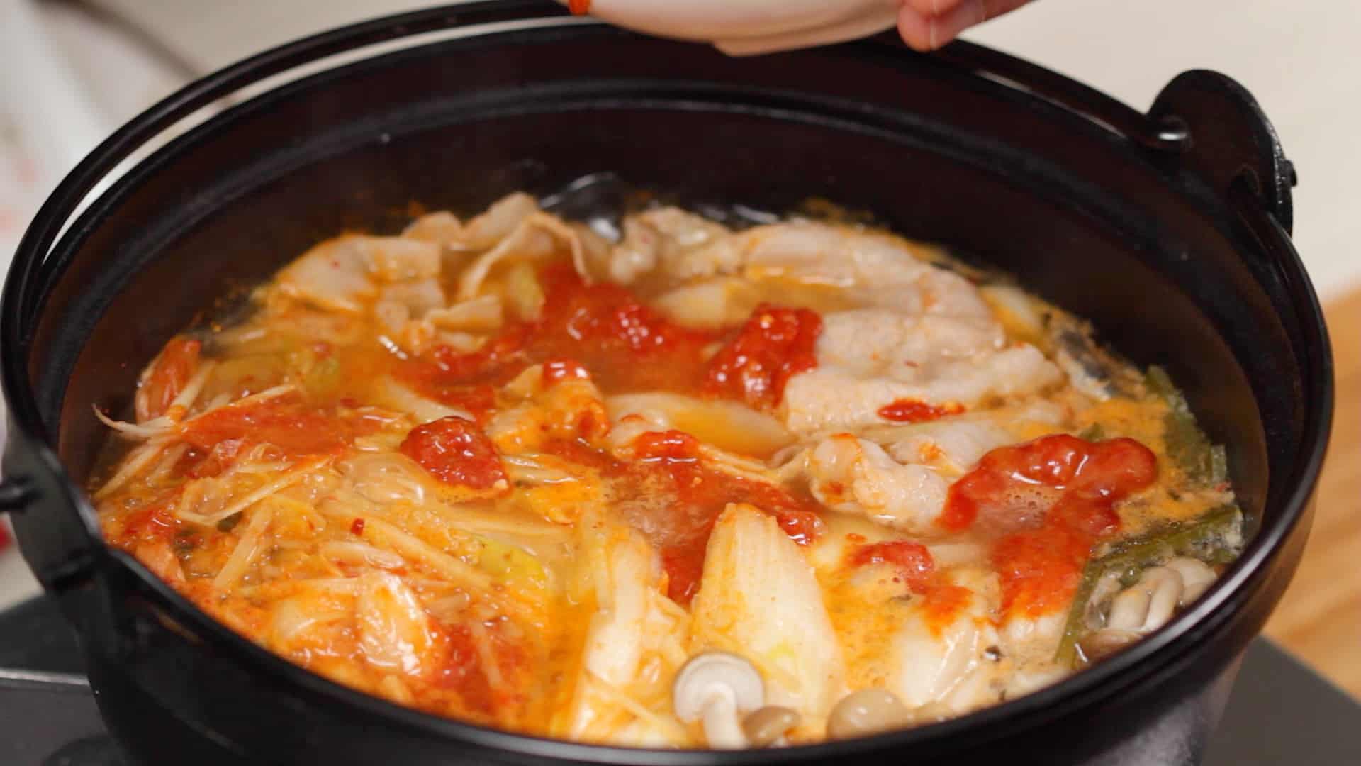 牡蠣と豚肉のキムチ鍋の作り方 体がぽかぽか温まる韓国風鍋のレシピ クッキングウィズドッグ