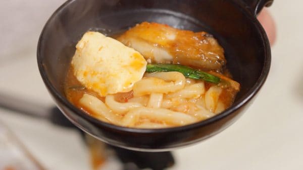 Place the ingredients into a small bowl and enjoy the delicious oyster and pork kimchi nabe!