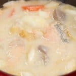Recette de Kasujiru de saumon (soupe de lie de sake savoureuse et nutritive avec du saumon et des légumes)