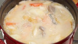 Lire la suite à propos de l’article Recette de Kasujiru de saumon (soupe de lie de sake savoureuse et nutritive avec du saumon et des légumes)