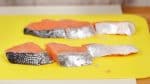 Đầu tiên, cắt các miếng phi lê cá hồi đã ướp muối nhẹ thành các miếng vừa ăn. Bạn cũng có thể dùng cá cam thay thế cho cá hồi.