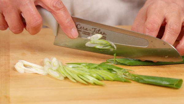 Shred the spring onion leaf diagonally. The cuts look like the shape of bamboo leaves, making it visually appealing.