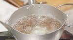 こんにゃくを鍋に入れ水から沸騰させます。熱湯で30秒ほどゆでます。これによりこんにゃくのアクが抜けます。