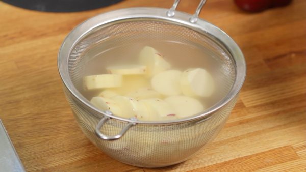 First, let’s make the potato filling. Soak the peeled Japanese sweet potato in a generous amount of water for about 10 minutes to reduce any unwanted flavors.