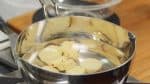 Égouttez la patate et placez-la dans une casserole d'eau. Faites-la chauffer sur feu doux. Faire chauffer petit à petit la patate va aider à augmenter sa saveur sucrée. 