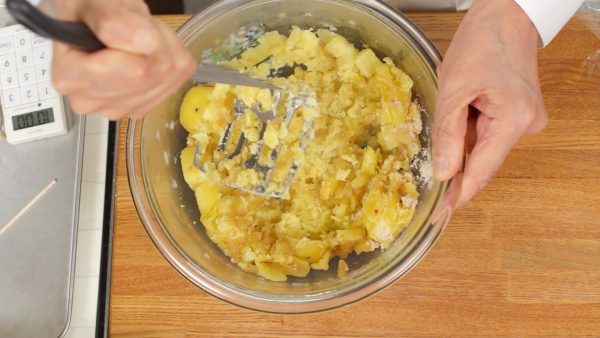 Mash the potato with a masher. The sweetness varies depending on the type of potato so adjust the amount of sugar accordingly. 