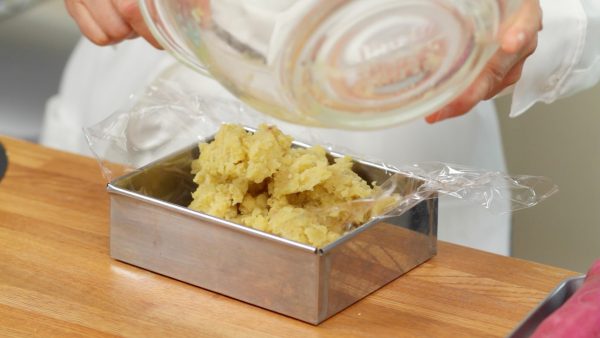 Place the potato filling into a mold covered with plastic wrap. If the filling is too soft, microwave it to reduce the water before placing it in the container.