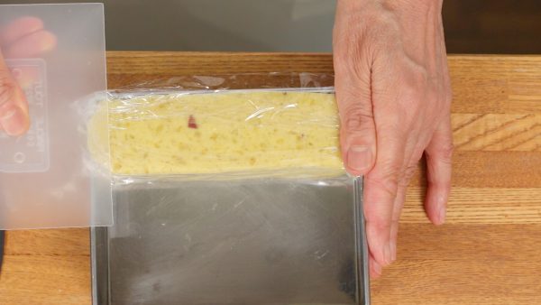 Adjust the shape with a scraper to make it more presentable.
Chill the potato filling in the fridge or freezer until the inside is firm.