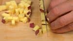 Potong empat irisan ubi manis dengan ketebalan sekitar 5mm (0.2"). Potong dadu setiap irisan dengan ukuran 5mm (0.2"). Ubi manis keras jadi berhati-hatilah agar jari Anda tidak terpotong.