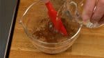 同時，將水加入黑糖（也稱為muscovado）中，並用塑料抹刀將其完全溶解。