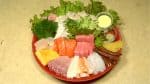 こちらが盛り付けた手巻き寿司です。大皿にサニーレタスをしき、寿司飯、寿司だねをきれいに盛ります。