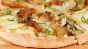 Lire la suite à propos de l’article Recette de pizza au poulet teriyaki (pizza japonaise avec de la mozzarella et des champignons)