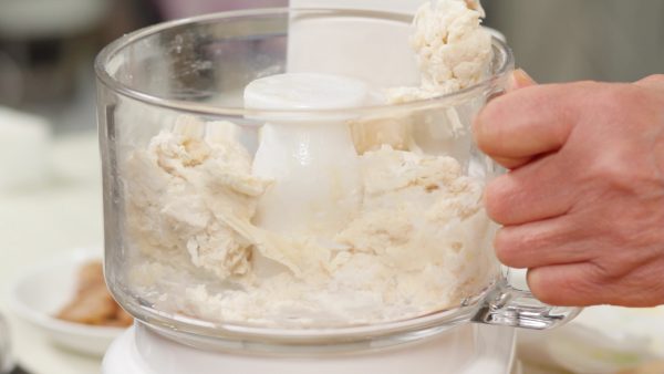 均匀混合在碗中。 这将避免面粉散落并在揉捏过程中产生更好的效果。