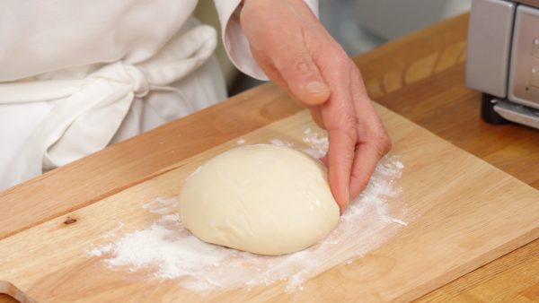 Now, the fermentation has developed and the dough has risen. Dust the cutting board with bread flour and carefully remove the dough ball.