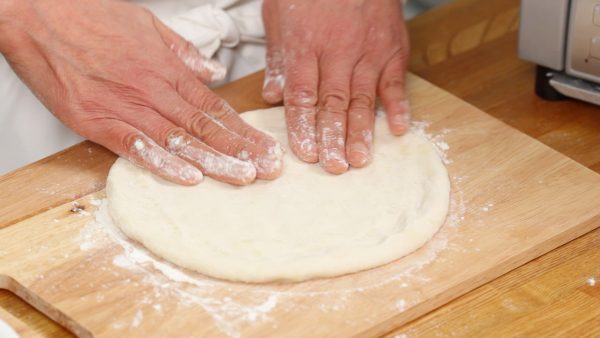 Then, stretch the dough from the center outward as if you are pushing away the air inside. Keep stretching the dough into a large round sheet until it reaches about 20cm (7.9") across.