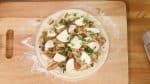 Susun potongan keju mozzarella. Kalian juga bisa menambahkan keju kesukaan kalian sesuai selera. Tambahkan potongan daun bawang.