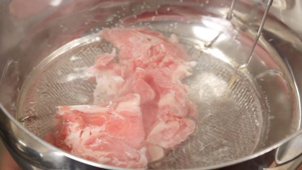 First, cut the thin pork slices into bite-size pieces and preboil them in a pot of water.