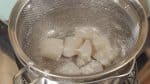 Place the konjac into the pot and lightly simmer for about 30 seconds. Remove and place it onto a tray.