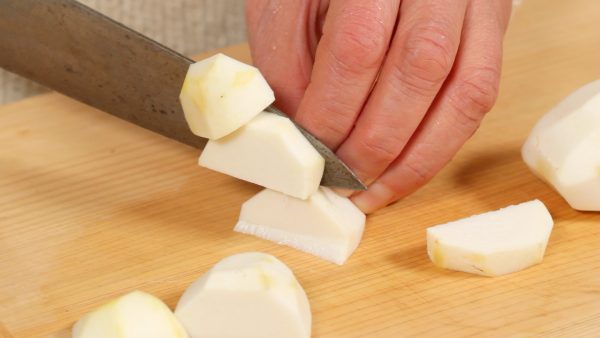 Peel the taro. Cut the taro into bite-size pieces.