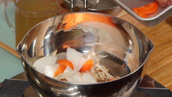 Let’s cook the tonjiru. In a pot, place the gobo, konjac, daikon, carrot and the taro.