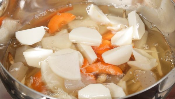 Add the dashi stock. Turn on the burner and bring it to a boil.